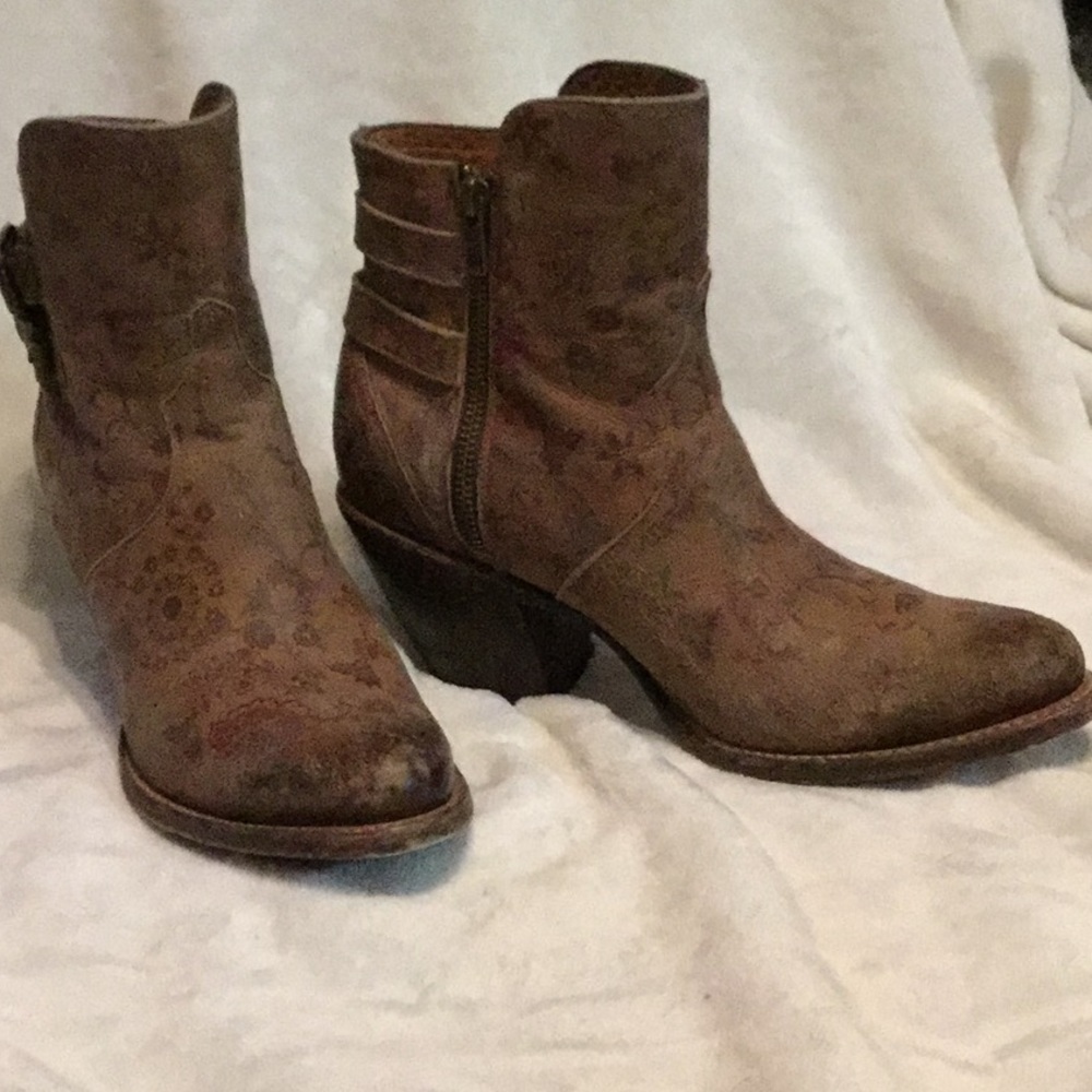 Lychees woman’s cowboy style boots.